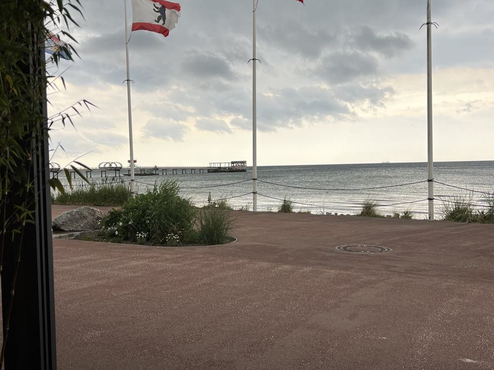 Promenade mit Fahnen
