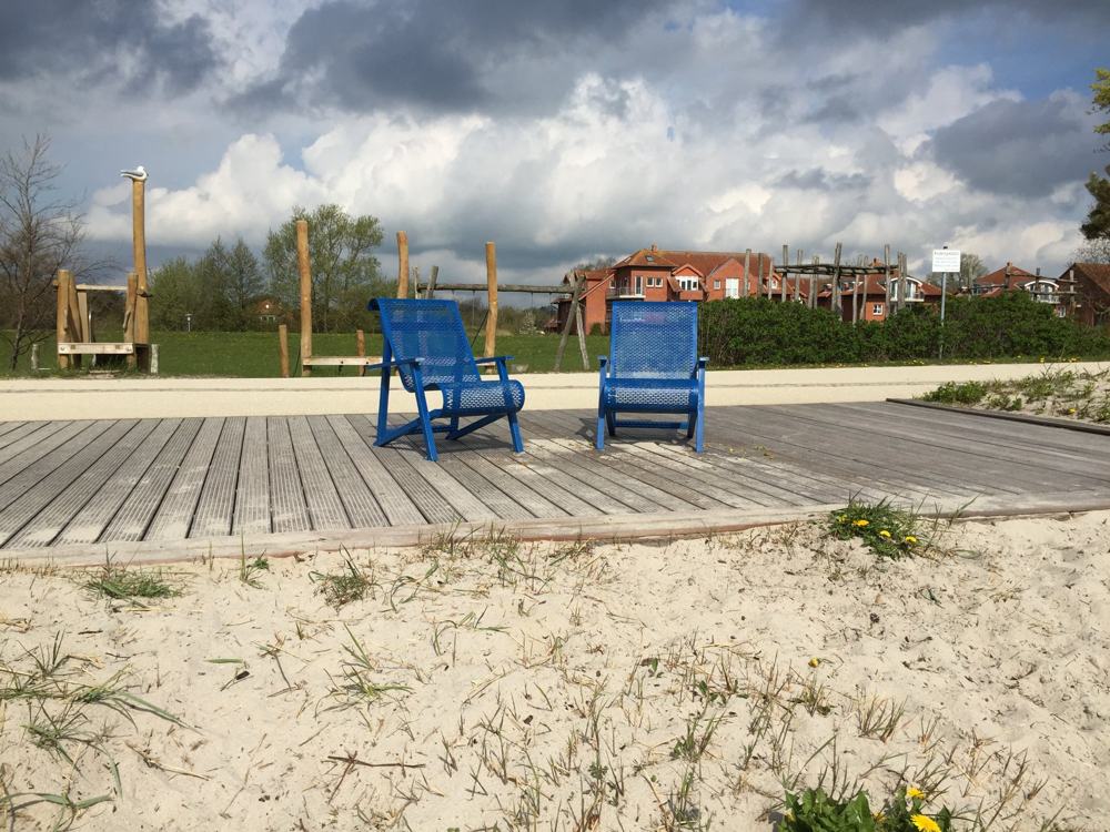 Holzdeck am Strand